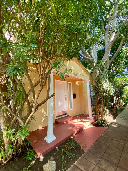 1 BDRM Cottage - 7284 Fountain Ave