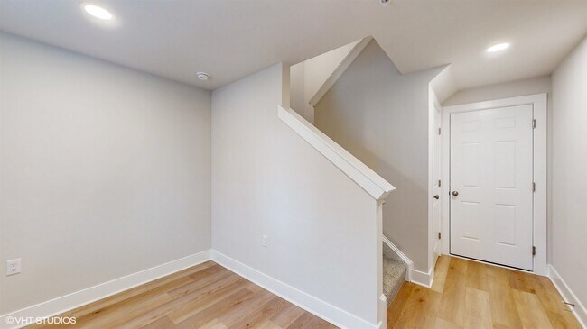 Building Photo - 314 E Lake St