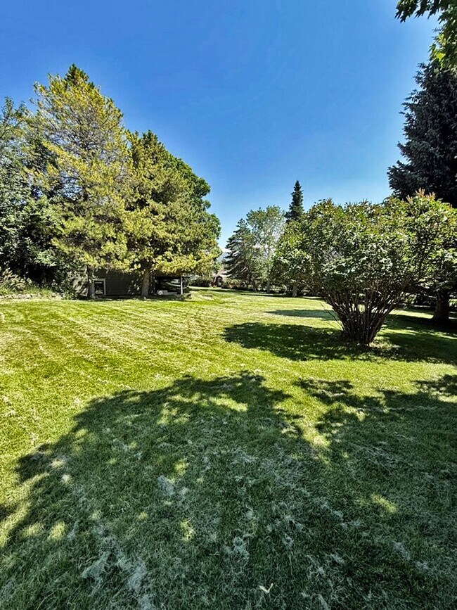 Building Photo - Private and Quiet Six Bedroom Home on 1 Acre, Southside Bozeman