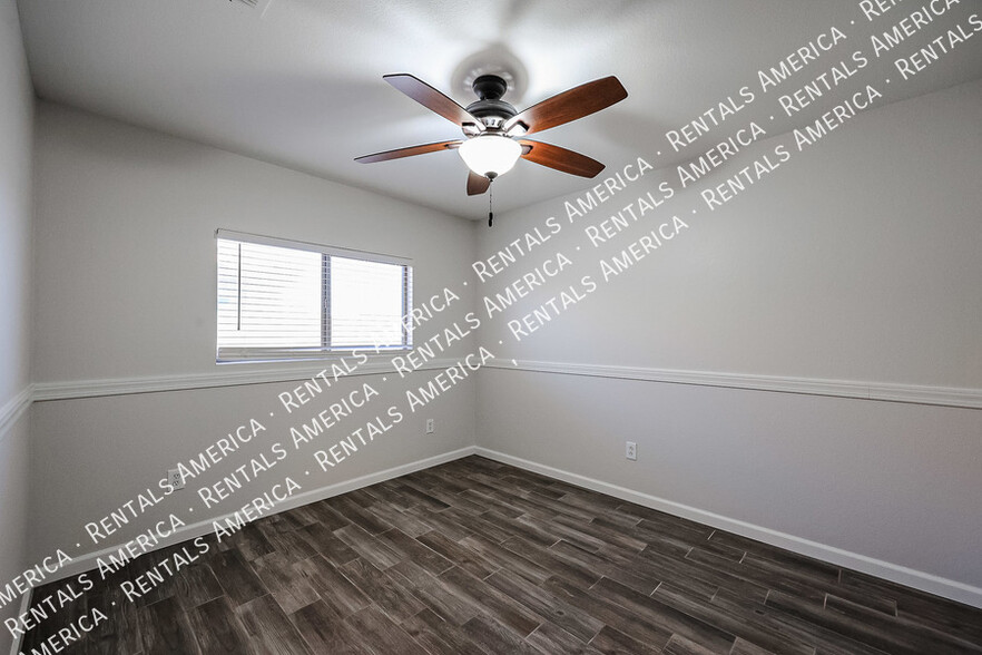 Building Photo - 2305 E Spruce Dr