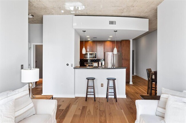 Building Photo - 360 Nueces St