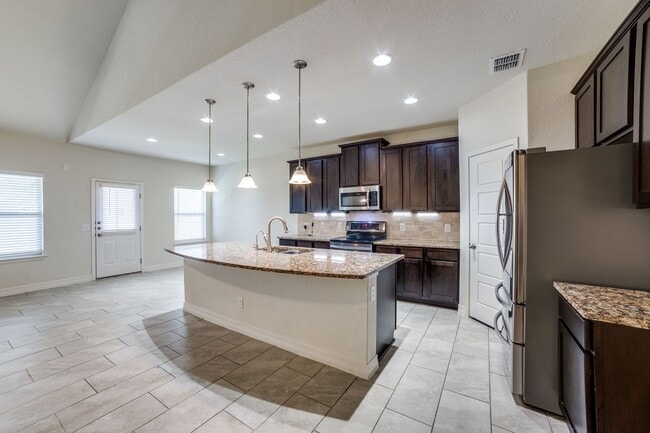 Building Photo - 2999 sq ft 4 Bedroom 3.5 Bathroom 2 Story in Waterford Park!