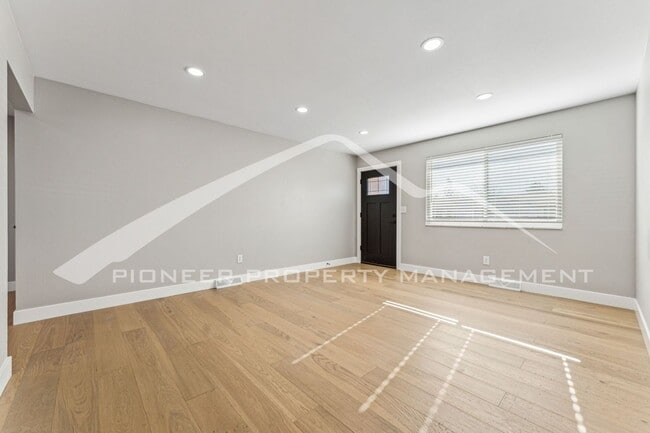 Building Photo - Charming Home with Washer/Dryer and Centra...