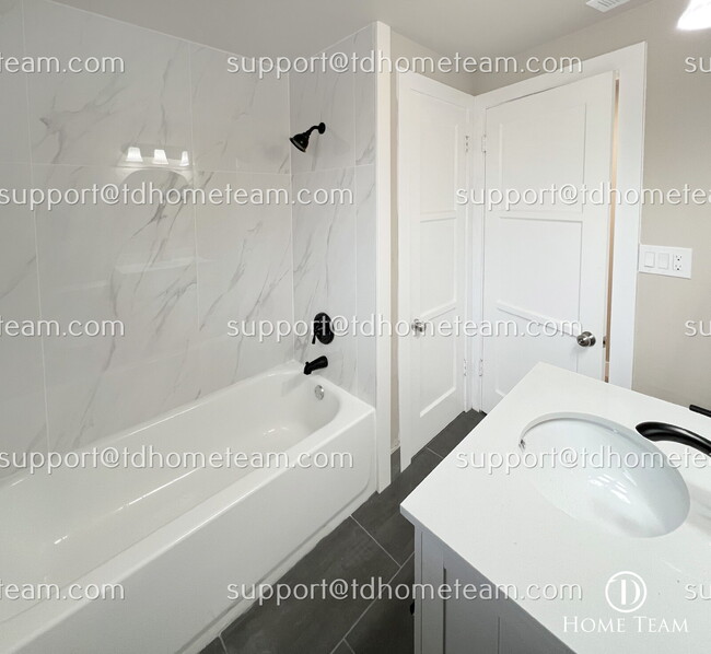 Building Photo - "Charming 4-Bed Haven in Tacoma with Spaci...