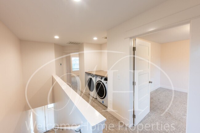 Building Photo - 22 NE Hadley Way