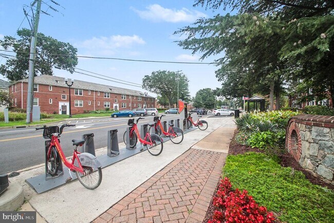 Building Photo - 4318 N Pershing Dr