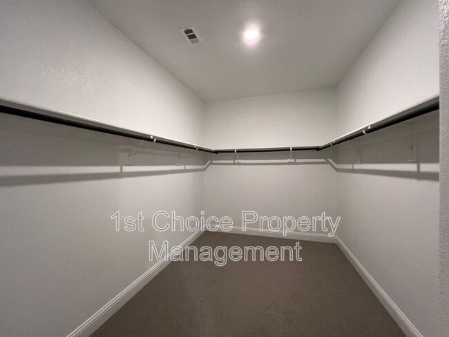 Building Photo - 2101 Sun Star Dr