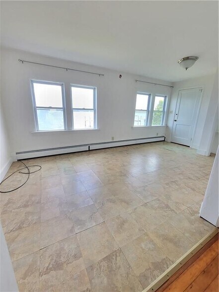 Building Photo - 38 Aquidneck Ave