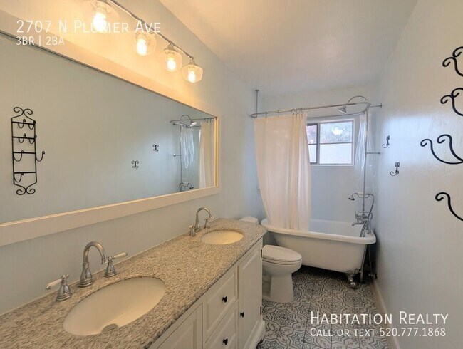 Building Photo - 2707 N Plumer Ave