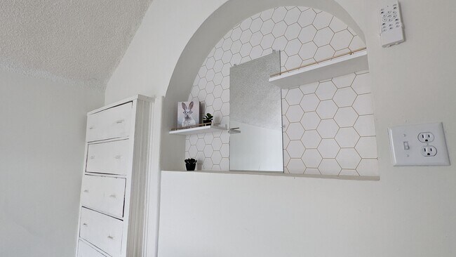 Building Photo - 609 Van Buren Ave