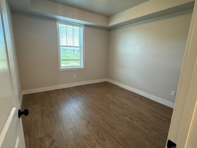 Building Photo - 6165 Farmstead Ave