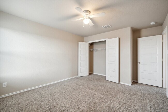 Building Photo - Price Improvement! This 4 bed, 2.5 bath ho...