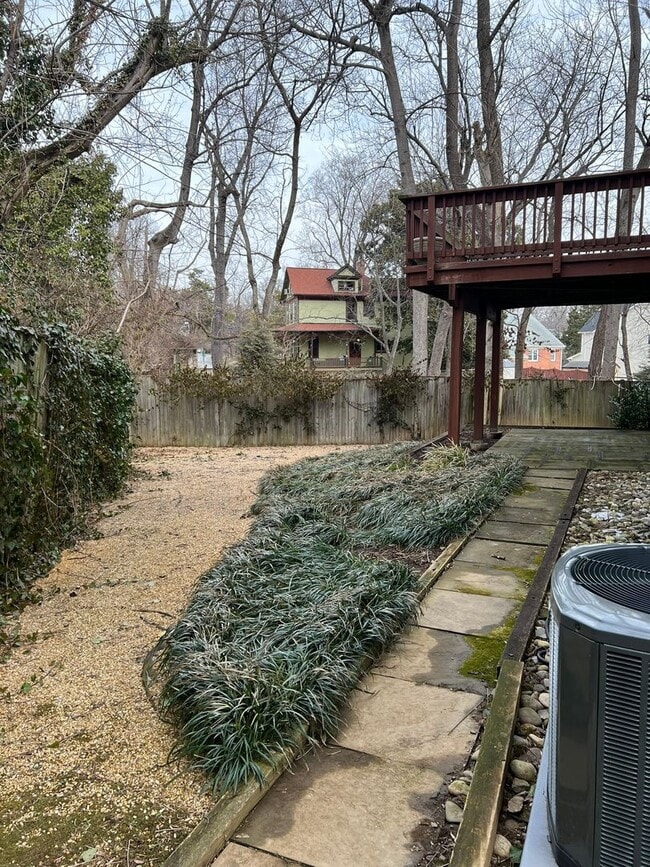 Building Photo - Spacious and Gracious, Close to EVERYTHING!