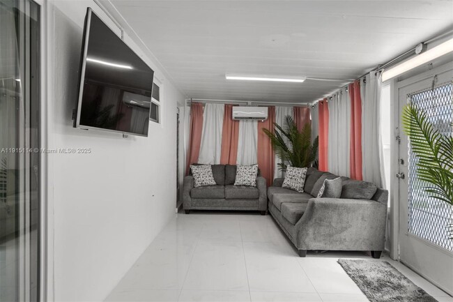 Building Photo - 390 NW 40th St