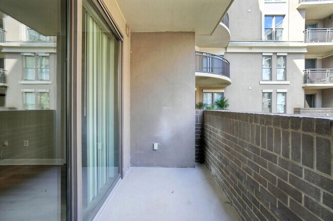 Building Photo - Uptown Condo!