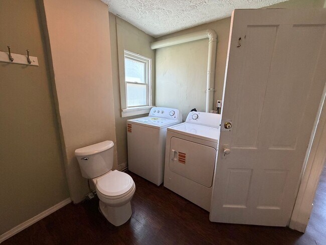 Building Photo - 421 Allyn St