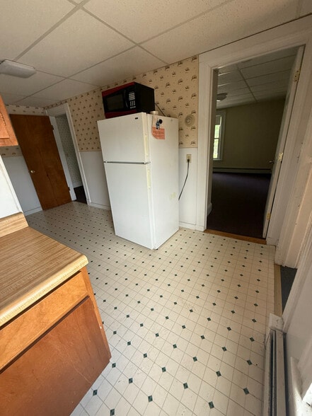 Building Photo - 399 Center St