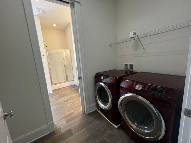 Building Photo - Beautiful Townhome in Central Myrtle Beach!