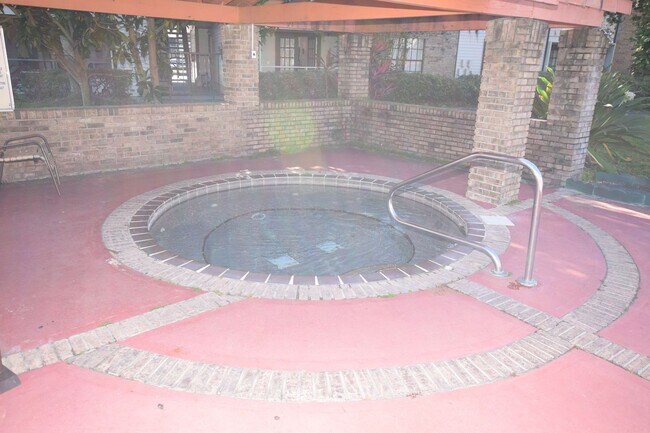 Building Photo - 2 Bedroom, 2 Bath Condo at 4627 Cason Cove...