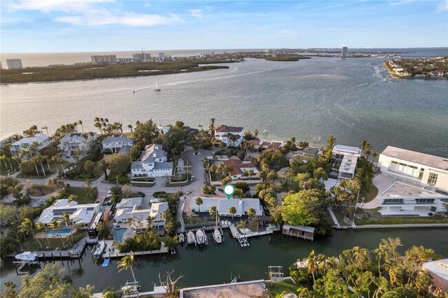 Primary Photo - 31 Lands End Ln