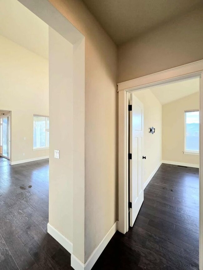 Building Photo - Large 3 bedroom, 3 bath newer build in sought after East Wenatchee neighborhood!