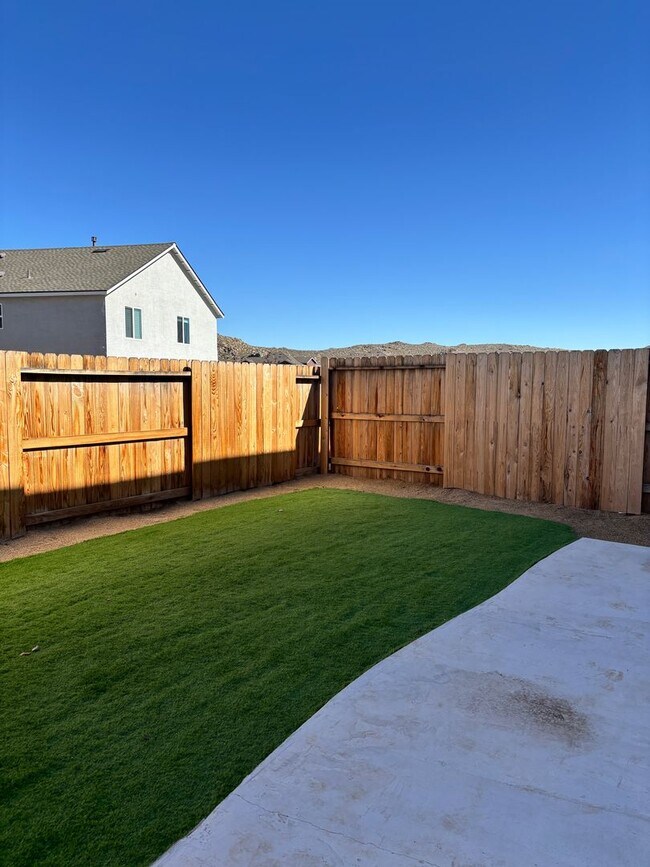 Building Photo - MOVE IN SPECIAL- FIRST MONTH RENT FREE FOR QUALIFIED APPLICANTS - ONLY $2,200 PER MONTH FOR THIS ...