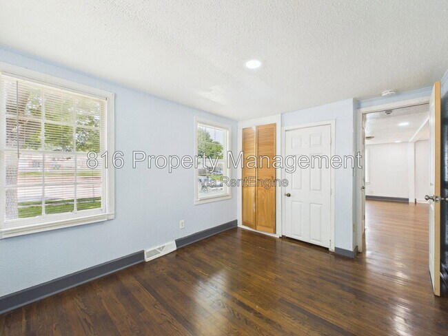 Building Photo - 810 S Woodland Ave