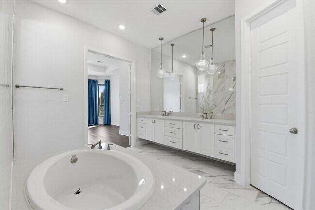 Building Photo - 15314 Viviente Dr