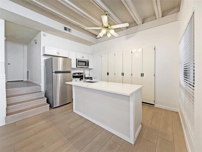 Building Photo - 5804 Circulo Dr