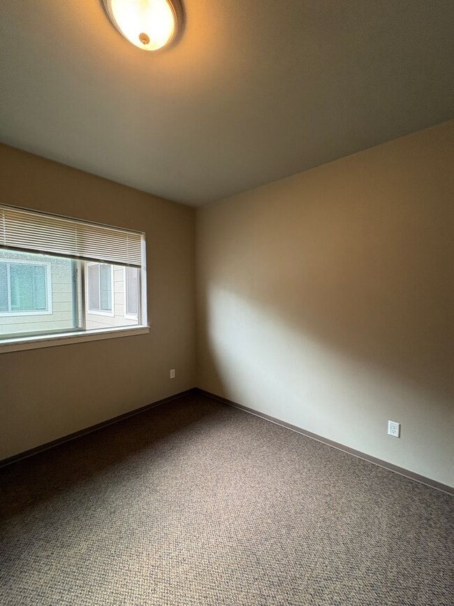 Building Photo - 2 Bedroom 1 1/2 Bath Close to campus on 14th & Patterson