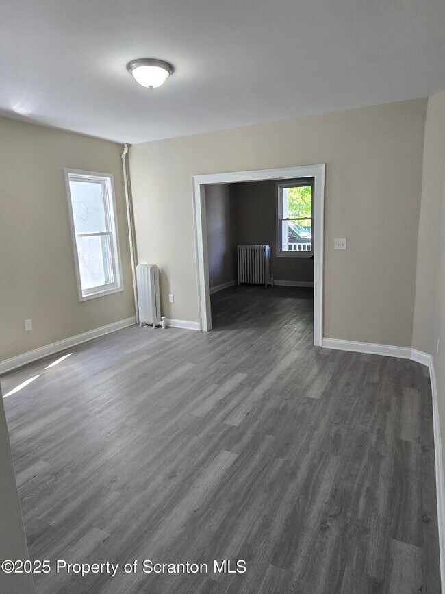 Building Photo - 325 Larch St