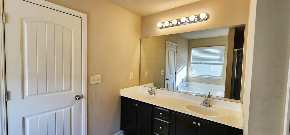 Building Photo - 119 Gloster Park Ct