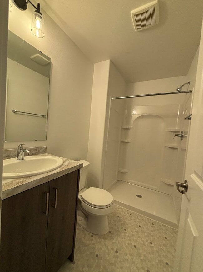 Building Photo - 3 Bed 3 Bath Town Home