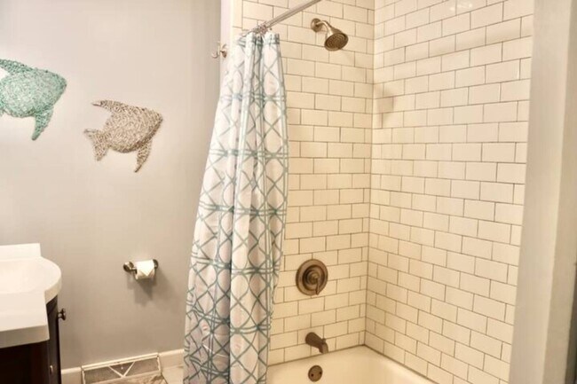 The common bathroom has a tub shower - 410 Jefferson St
