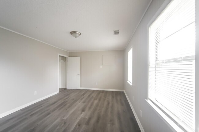 Building Photo - 4547 Almo Ave