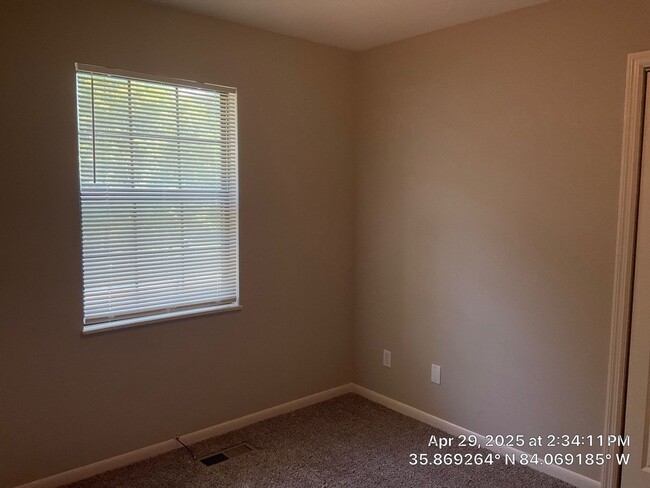 Building Photo - 3 Bedroom / 2.5 Bath House Available Now