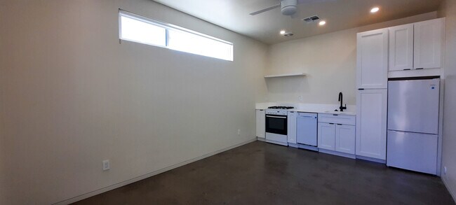 Building Photo - 1027 E McKinley St