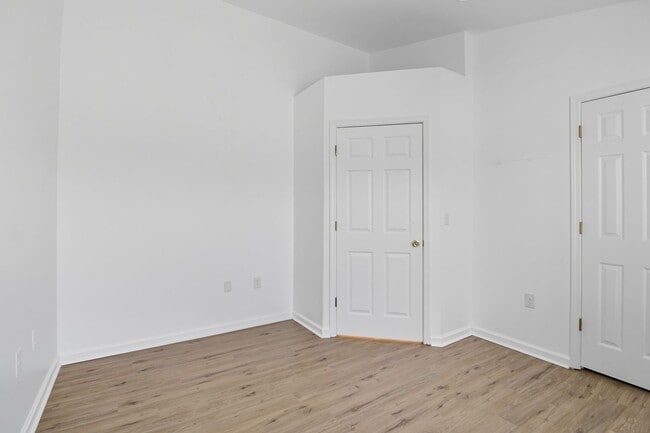 Building Photo - NEW PRICE and Half Off First Month's Rent! Nicely Updated Condo in Old South!