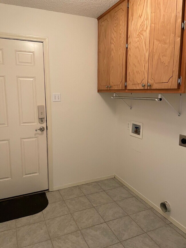 Building Photo - Cute 2 bed/2 bath/2 car garage in a great ...