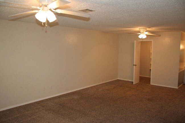 Building Photo - Massive 3 bedroom duplex with living room ...