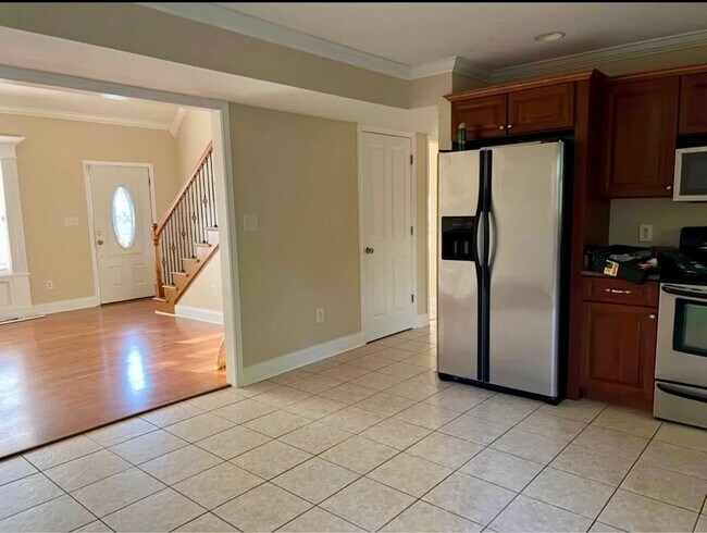 Building Photo - 3 bedroom + loft & 2.5 bedroom  in gated c...