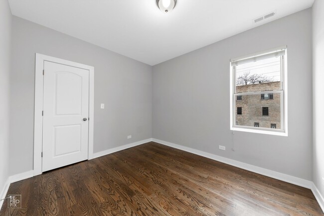 Building Photo - Little Village Rehab in a Great Location