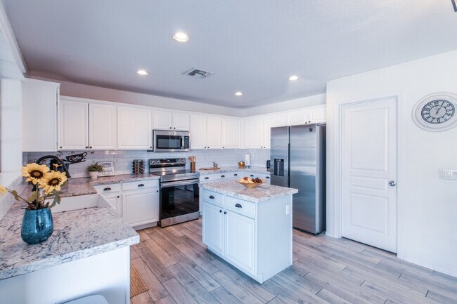 Building Photo - 1550 N Desert Willow St