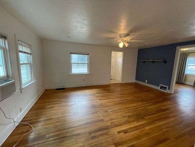 Building Photo - Adorable 2 bed 2 Bath home in Downtown Gre...