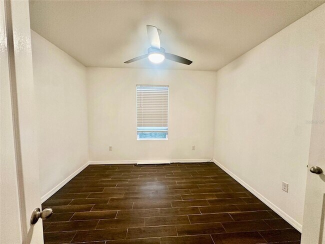 Building Photo - 988 Summer Glen Dr