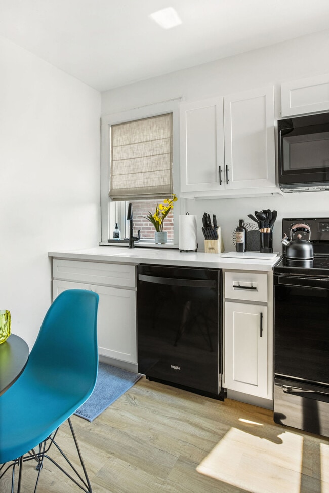 5918 A Kitchen - 5918 Wanda Ave
