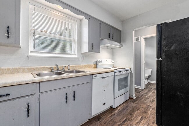 Building Photo - Spacious Belton Duplex with Full Basement—Great Location!