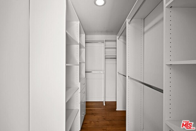 Building Photo - 7133 Hawthorn Ave