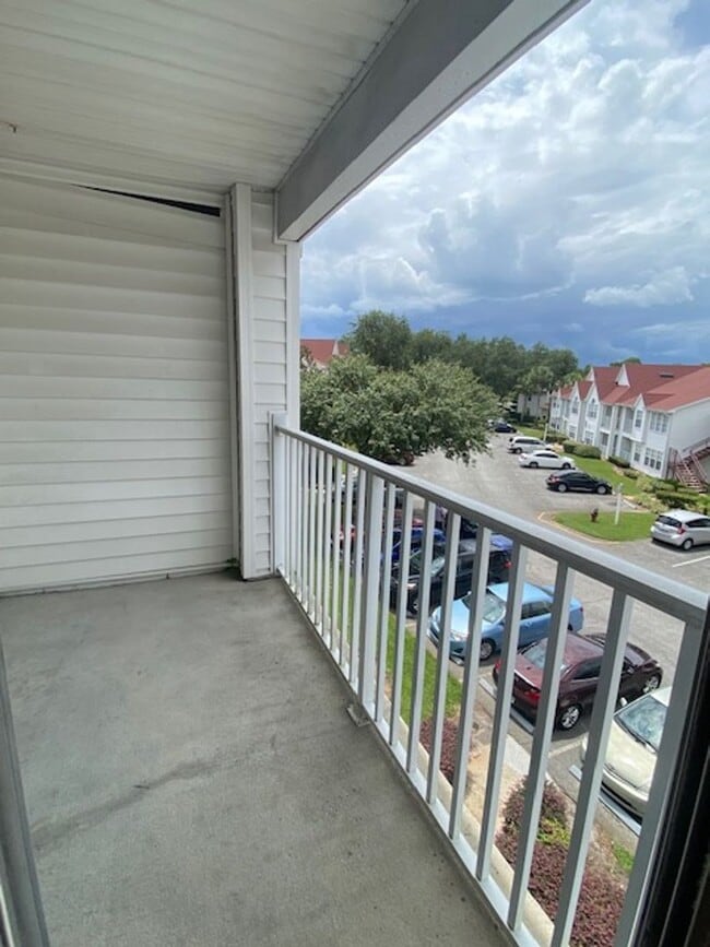 Building Photo - Top Floor 1 Bedroom condo in the gated com...