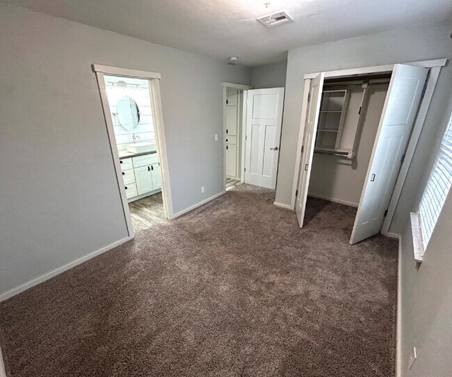 Building Photo - Beautiful Farmhouse 3 Bed / 2 Bath — Section 8 Accepted!